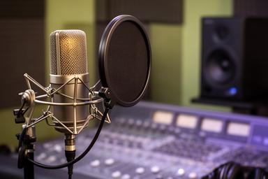 自治体の観光案内音声を収録する防音スタジオのマイクと編集卓